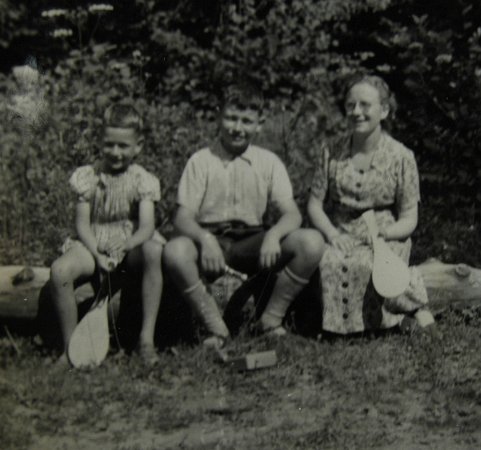 1953 - Etienne et Jean Falisse avec Rose Ferin.JPG